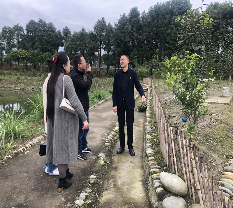 參觀黨員實(shí)訓(xùn)基地_副本.jpg