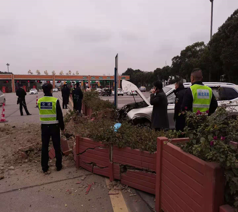 小車追尾，城北高速快速反應(yīng)、聯(lián)勤聯(lián)動(dòng)_副本.jpg